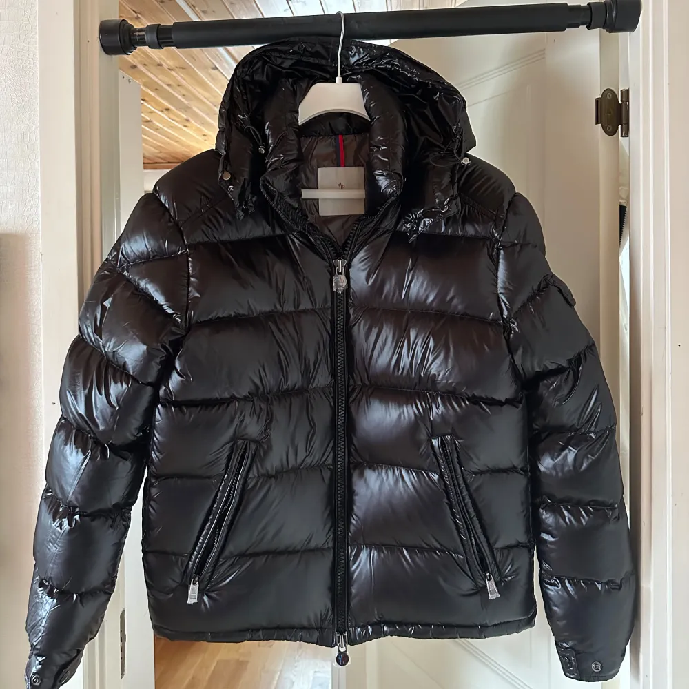 WTS Moncler Maya Black Size: 1 (S) Cond: 9.5/10 (Flawless) Köpt på monclers officiella hemsida Pm för frågor eller fler bilder!. Jackor.