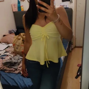 Gul topp - Perfekt till, utekvällar, middagar, fester Sparsamt använd