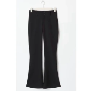 Y2K kostymbyxor - Säljer superfina ”Y2K trousers” från Gina Tricot i strl 38 då dom är för långa för mig och jag missade retur tiden. Testade en gång så i nyskick! Nypris 499. Skriv för frågor och funderingar💞