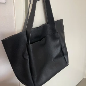 ZARA VÄSKA  - Väska från zara, i svart läder både inne och ute. Perfekt till skolan eller jobb, rymmer en dator. Axelband. Använd men ej trasig någonstans. 