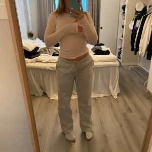 Ljusrosa tröja - Ljusrosa tröja från nelly, storlek M, säljer då den inte kommit till någon användning! Kom gärna med prisförslag! Aldrig använd därav nyskick 💞💓🩷