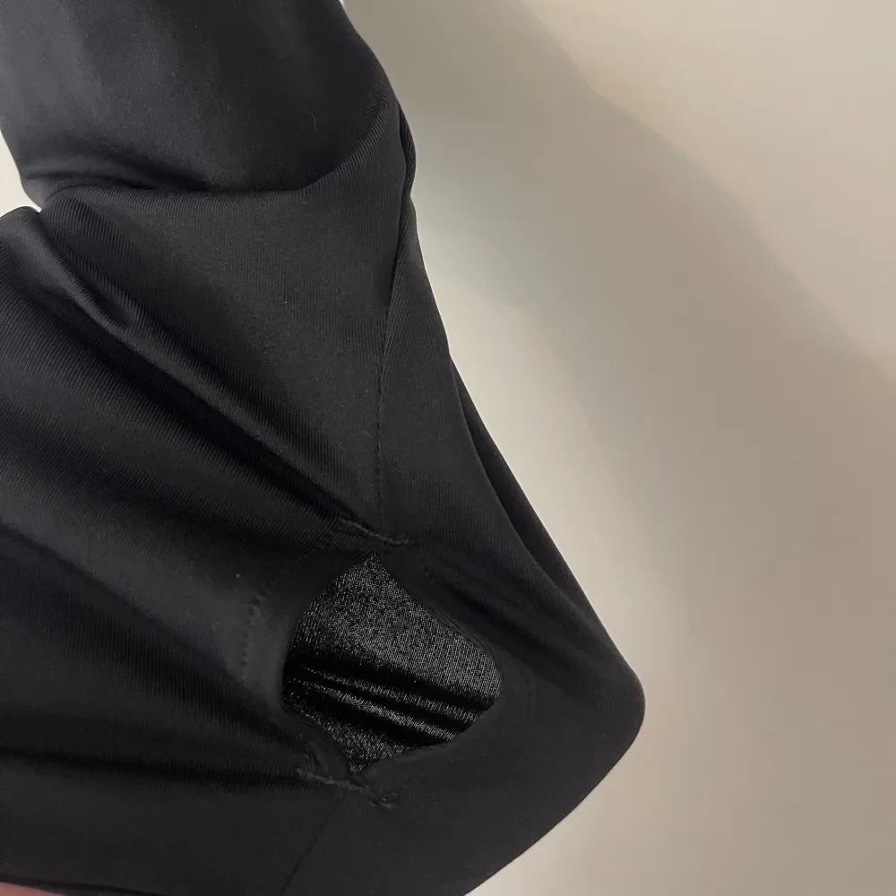 Tränings tröja från gym shark, helt ny men kom aldrig till användning. Tummhål. Lite kortare vid midjan. . Sportswear.
