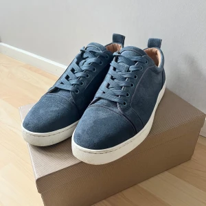 Christian Louboutin  - Ett par riktigt feta loubs som är använda i nån månad , skorna är i skick 9/10. Skorna passar till mycket outfits och är riktigt feta . Allt og följer med 😃 nypris 8000kr mitt pris 2700kr, priset kan diskuteras hör av er vid frågor👋 byten intressant😃