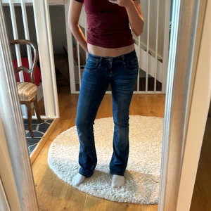 Mörkblå ltb valerie jeans - De populära ltb Valerie jeansen i mörkblå färg! Väldigt bra skick och inget slitage alls! Passar någon som är runt 160cm. Skriv gärna för mer bilder.
