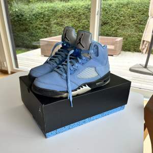 Jordan 5 UNC  Condition 8/10 Köpta på Nike snkr appen. Kvitto finns.  Storlek 45. Skriv om du vill se mer bilder.