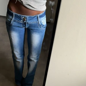 Lågmidjade vintage jeans  - säljer dessa superfina och unika låmidjade bootcut jeansen som ser likadana ut som de populära ltb jeansen,  de är köpta utomlands och det står dessutom ingen storlek men de passar mig som vanligtvis brukar ha en 36a💕💕 skriv för fler bilder! 