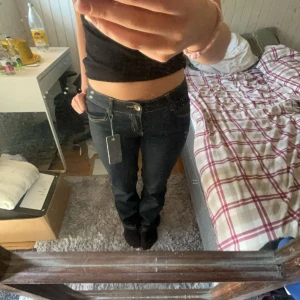 Mörkblå jeans med bootcut - Säljer ett par snygga lågmidjade mörkblå jeans med bootcut skriv vid intresse eller andra frågor💞