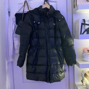 Levis jacka - En jättefin och varm levis jacka i helt okej skick!