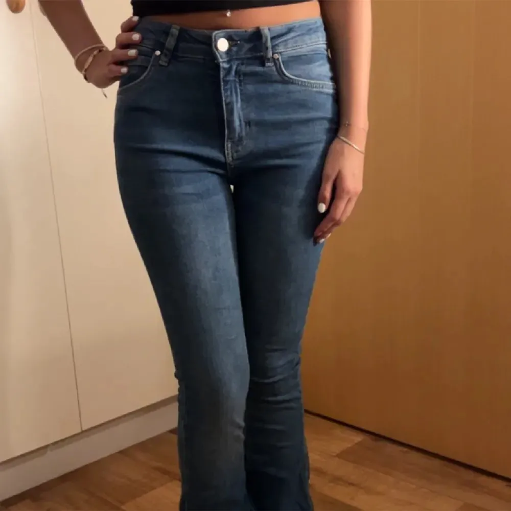 Säljer dessa bootcut jeans från Gina Tricot. Low waist/ Mid waist. Storlek S men passar även XS. Säljer för 190kr+frakt. Fint skick! Vid intresse är det bara att höra av sig💗. Jeans & Byxor.