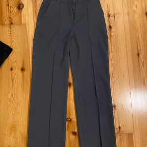 Madlady kostym byxor  - Grå oanvända madlady kotym byxor utan fickor bak!  Nypris: 599kr 