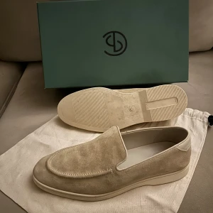 Beige mocka loafers -  Köpte för 4200 och säljs EJ längre.                     ett par snygga beige loafers i mocka. De har en stilren design med en bekväm passform, .