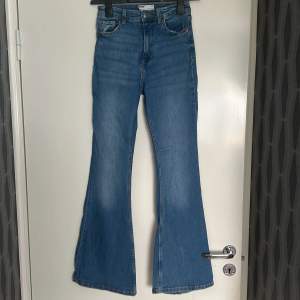 Ljus blå boot cut jeans från bershka. Knappt använda, storlek 36. 