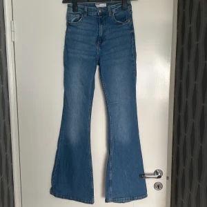 Jeans från Bershka  - Ljus blå boot cut jeans från bershka. Knappt använda, storlek 36. 