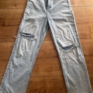 Jeans - Säljer dessa byxor då dem inte passar längre och dem har och kommer inte till användning längre. Storlek S och är från New yorker 