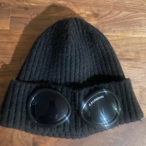 CP Company Mössa - Säljer min CP company mössa då jag inte använder den. Mössan är i väldigt fint skick (använd i endast ett par dag).  Säljer den då det inte är min stil.  Priset kan diskuteras vid snabb affär.😊 