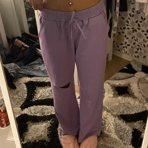 Lila mjukisbyxor - säljer lila mjukisbyxor, dem är i strl xs-s.