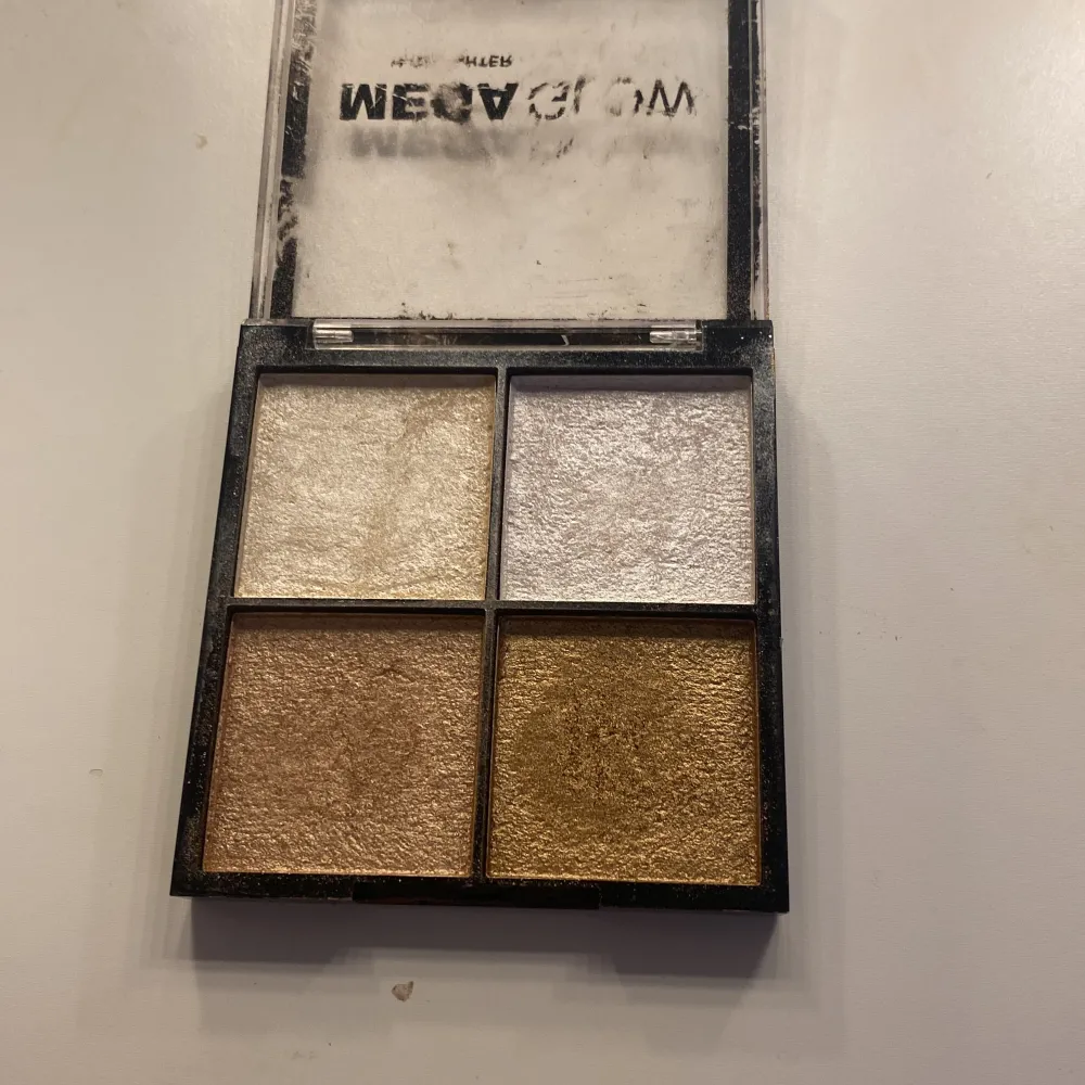 Säljer en MegaGlow  highlighter-palett från techic💕 . Den har fyra skimrande nyanser i guld och champagne som ger en fantastisk glow. Perfekt för att framhäva kindbenen eller ge en allmän lyster till ansiktet. Paletten är PETA-godkänd och vegansk.❤️❤️ kontakta gärna innan köp!💗. Skönhet.