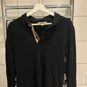 Burberry långärmad piké - Inget kvitto, köpt i andrahand och kan inte bevisa att den är äkta därav priset. Även hål på båda armarna 