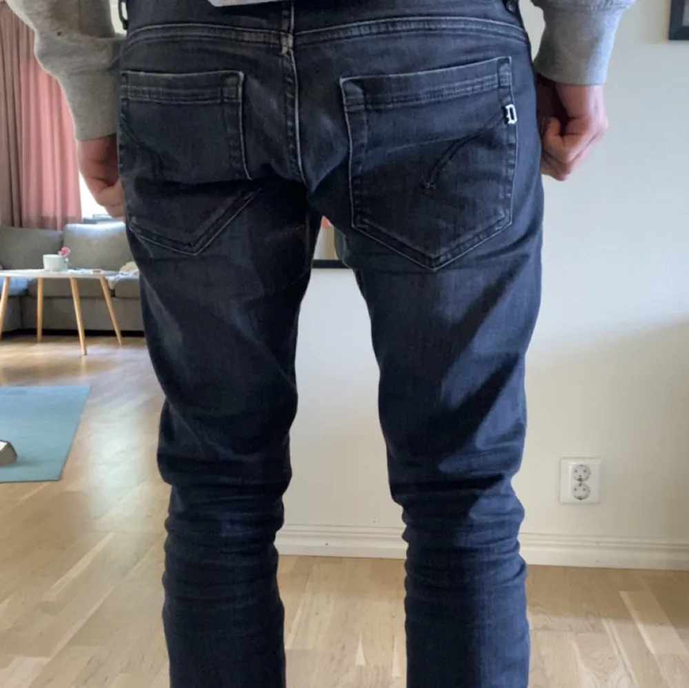 Dondup George jeans i storlek 31, snygg svart grå färg. Hör av dig vid funderingar. Jeans & Byxor.