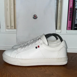 Moncler skor - Moncler skor i 9/10 skick Kommer med dustbag  Passar både 41/42 Ny pris 5500kr Mitt pris 2400kr