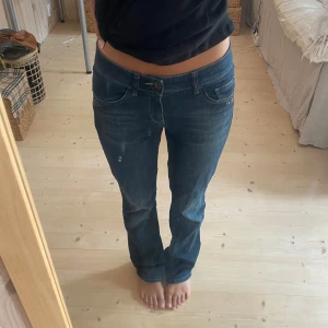 Lågmidjade jeans - SUPERSNYGGA!! Men jätte snygga detaljer❣️❣️