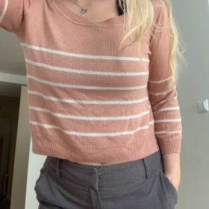 Rosa tröja med vita ränder - Rosa stickad tröja med trekvartsärm. Från H&M.