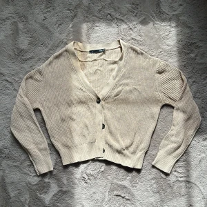 Stickad kofta - Stickad kofta i beige, med knappar  Jag kan tycka att den är aningens tajt vid slutet på ärmen 