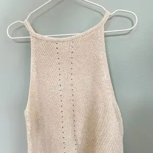 Super cool beige stickad väst från zara storlek M💗 pris kan diskuteras