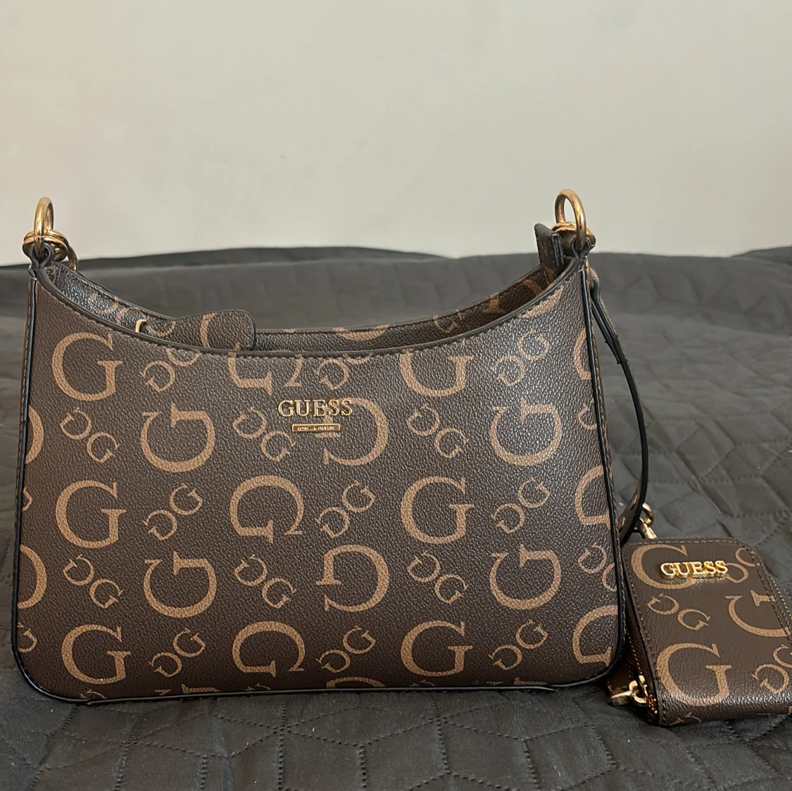 Guess axelväska till salu, bra skick, aldrig använt. - 90