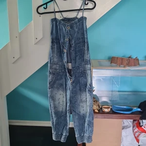 Onepiece i jeans för barn - Onepiece 3/4 längd, aldrig använd, har bara hängt i garderoben.  Katt finns i hemmet