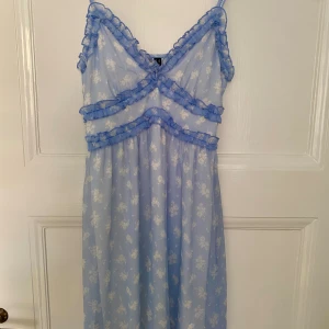 Klänning från vero moda  - Superfin klänning till sommaren i storlek xs från vero moda. Har aldrig använt. Klänningen kom inte med helt i bilden men är knälång på mig som är 170 lång🌸