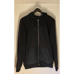 Hoodie - Urban Classics - Storlek M , passar M och L  7/10 Skick  8/10 i kvalitet   Annat matterial runt fickor och huva