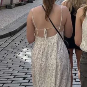 Långklänning med knytning i ryggen - Super söt! Klänningen går till mina anklar och jag är 165😊