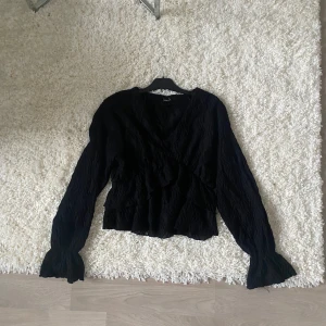 Gina tricot blus - Jättesöt blus, använd en gång och frortfarande i nyskick, något mindre i stl