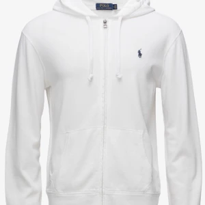 Ralph lauren kofta  - Det här är en intresse koll på min vita jätte fina Ralph lauren hoodie, jag säljer den då den är för stor för mig, skriv privat för egna bilder💕