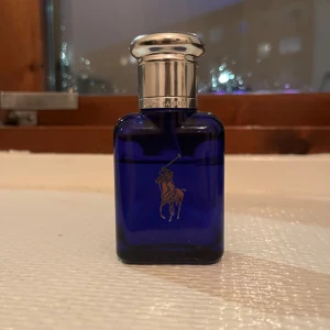 Polo Ralph Lauren Blue - Säljer denna riktigt fräscha goa doft som är perfekt för varma dagar. Ca 34/40ml kvar. Tveka inte på att höra av dig vid minsta lilla fråga :)