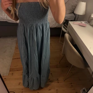 Fin blå långklänning - Otroligt fin klänning, använder inte då det inte riktigt är min stil. Priset kan diskuteras och vid frågor så är det bara att kontakta mig☺️