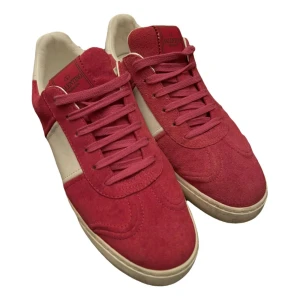 Valentino fly crew - Säljer dessa valentino fly crew i mycket bra skick! 