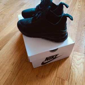 Nike Air Max 270 36.5 - Säljer ett par knappt använda helsvarta Nike Air Max 270. 23.cm 