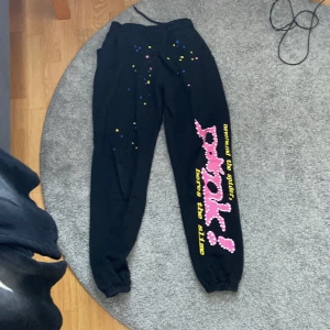 Spider byxor - Bra skick nästan helt oanvända vet ej om dem är äkta dem är köpta på plick