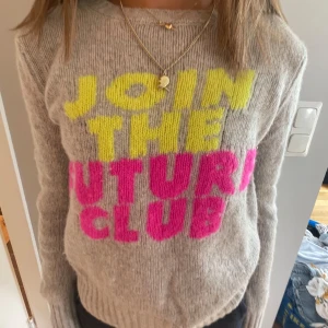 From future tröja - Jättesnygg stickad tröja från from future, den har tyvärr ett litet hål på armbågen men det går troligen att laga! 