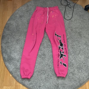 Spider byxor - Säljer ett par feta Spider byxor. Skick 10/10 köpta på plick vet ej om de är äkta. Har hoodien till sättet ute till försäljning