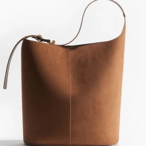 Hm väska  - Denna superfina bruna väska passar perfekt till skolan eller jobbet, använt den väldigt få gånger, säljs för 300 på hm, jag säljer den för 200 🤍