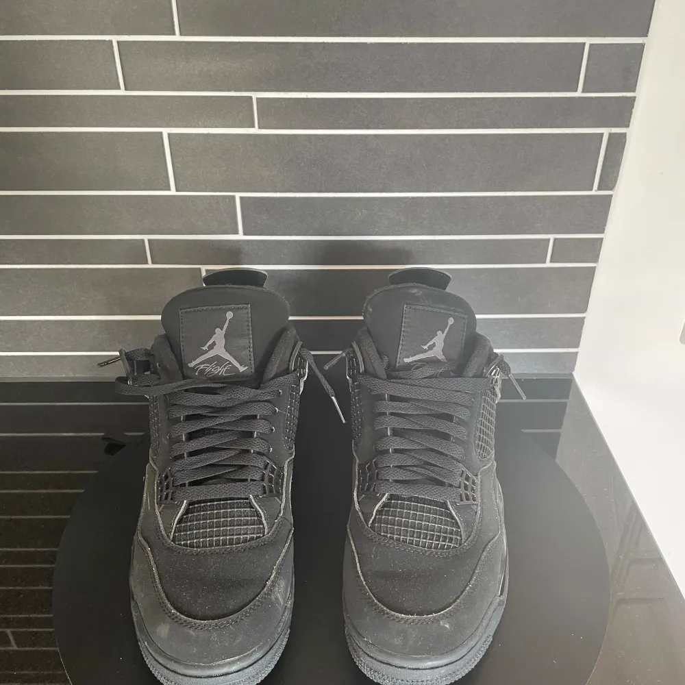 Jordan 4 blackcat mycket fin o högkvalite. Storlek 43 och sitter mycket bra . Skor.