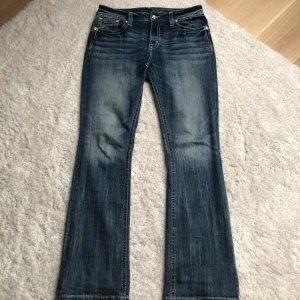 Miss me jeans  - Orginal pris 1.200 utan frakt 📦 toppen skick  MÅTT 📏: Innerbensmått: 80cm Längd på ben: 108cm tallgirl friendly!! Midjemått rakt över 44 cm  Midje mått från grenen till midjan: 24 cm Höft mått:26 cm 