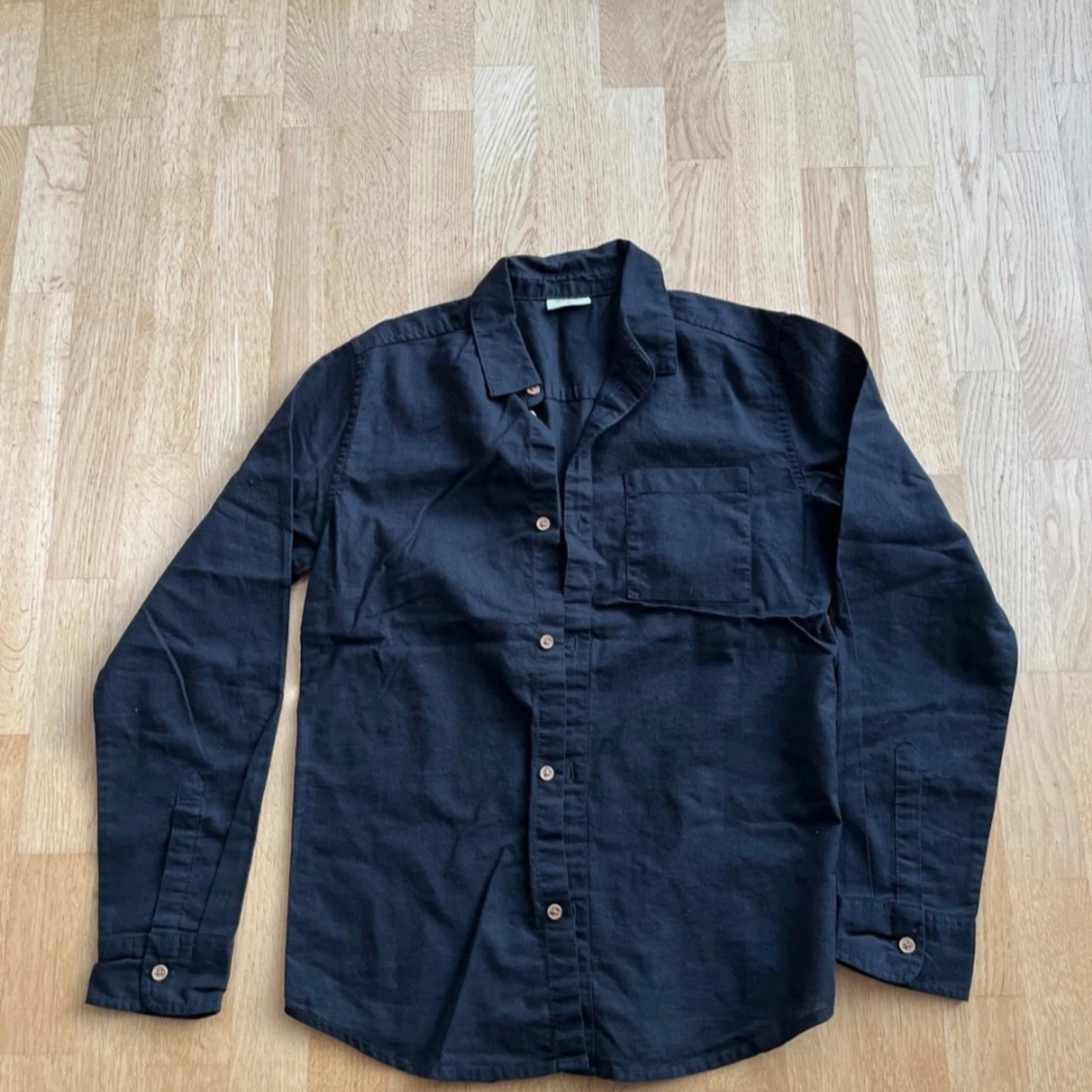 Svart långärmad skjorta