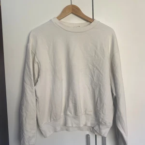 Långärmad tröja - Långärmad tröja från Gina stolek S finns fläckar på den och den är knopprig 