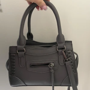 Grå väska  - Jätte fin väska från Gina.🥰