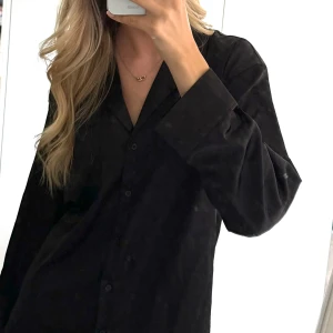 Pyjamasskjorta - Juicy Couture  - Säljer denna svarta pyjamasskjorta från Juicy Couture. I ett superbra skick.