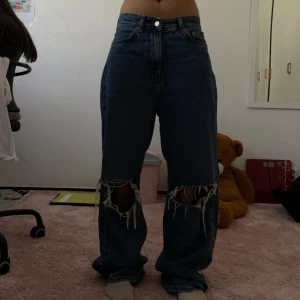 BAGGY JEANS/ SKATER JEANS  - Säljer mina super snygga Junkyard  jeans för att dom är tyvärr lite långa för mig som är 158cm!!  Längd: 107cm Midja: 34cm 